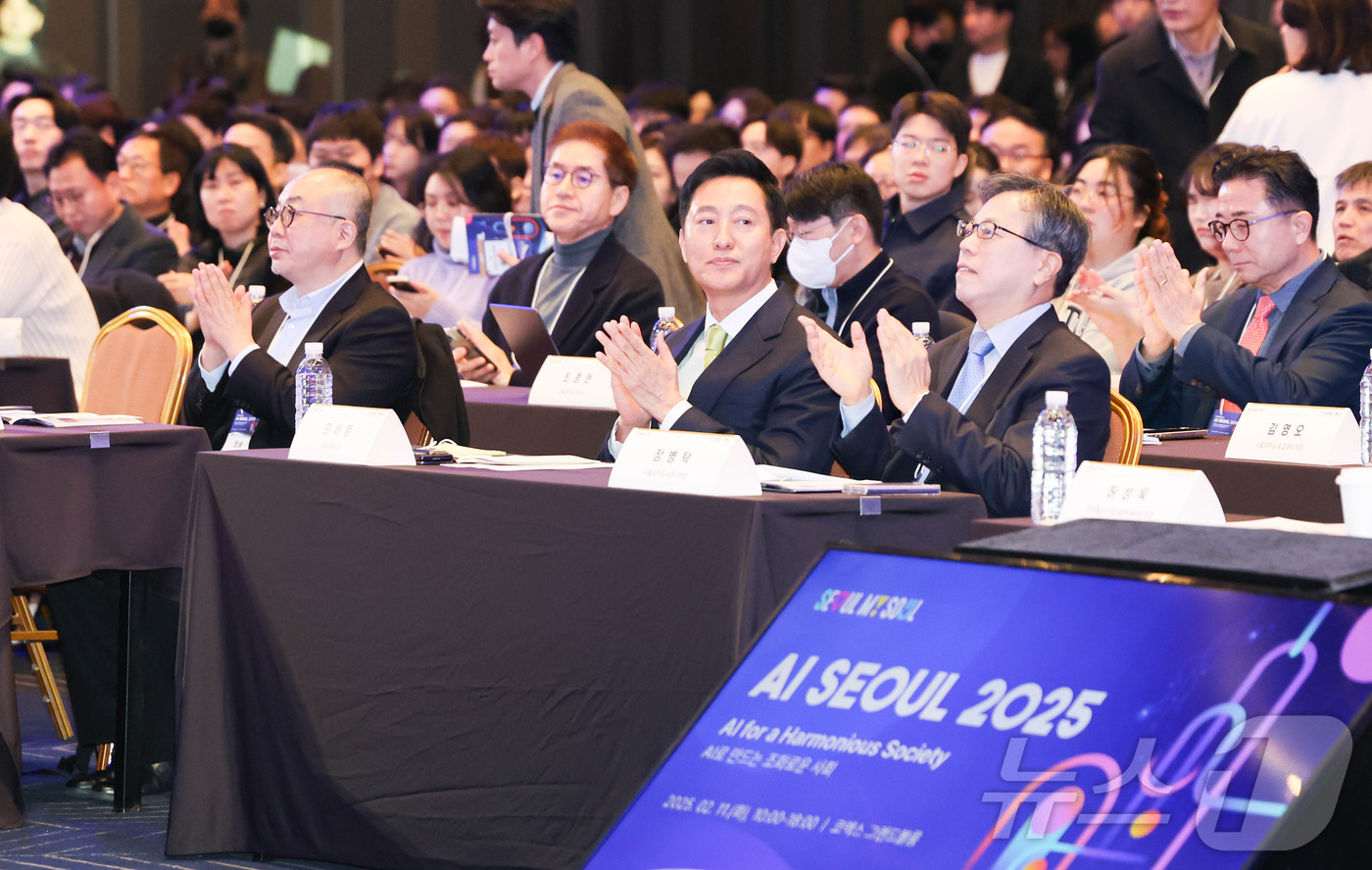 (서울=뉴스1) 허경 기자 = 오세훈 서울시장이 11일 서울 강남구 코엑스 그랜드볼룸에서 열린 AI SEOUL 2025에서 참석자들과 함께 박수를 치고 있다. 2025.2.11/뉴 …