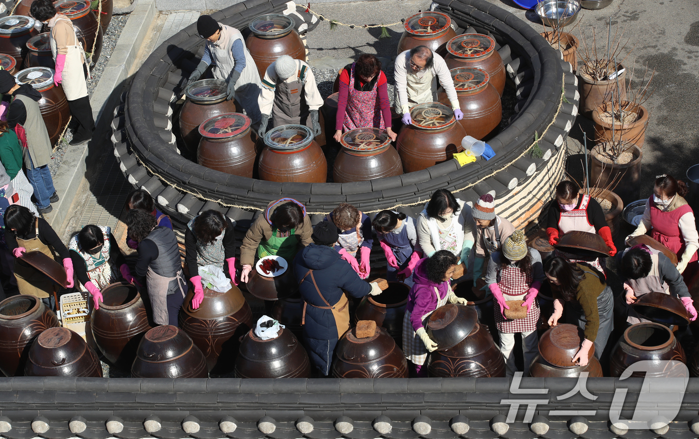(부산=뉴스1) 윤일지 기자 = 11일 부산 기장군농업기술센터에서 '한국형 식문화실천교육 전통장류과정' 수강생들이 장독대를 활용한 전통 장을 담그고 있다.잊혀져 가는 우리 전통 장 …