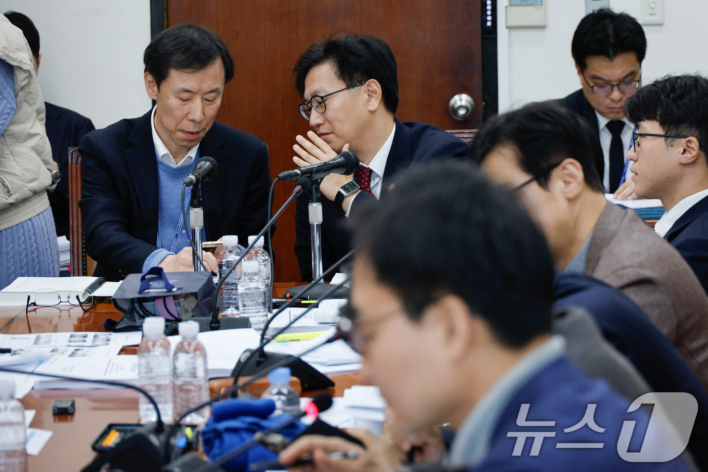 (서울=뉴스1) 안은나 기자 = 김범석 기획재정부 제1차관(오른쪽)과 정정훈 세제실장이 11일 서울 여의도 국회에서 열린 기획재정위원회 제422회국회(임시회) 제1차 조세소위원회에 …