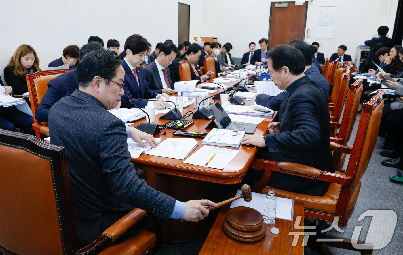 (서울=뉴스1) 안은나 기자 = 박수영 국회 기획재정위원회 조세소위원장이 11일 서울 여의도 국회에서 열린 제422회국회(임시회) 제1차 조세소위원회에서 조세특례제한법 개정안 등을 …