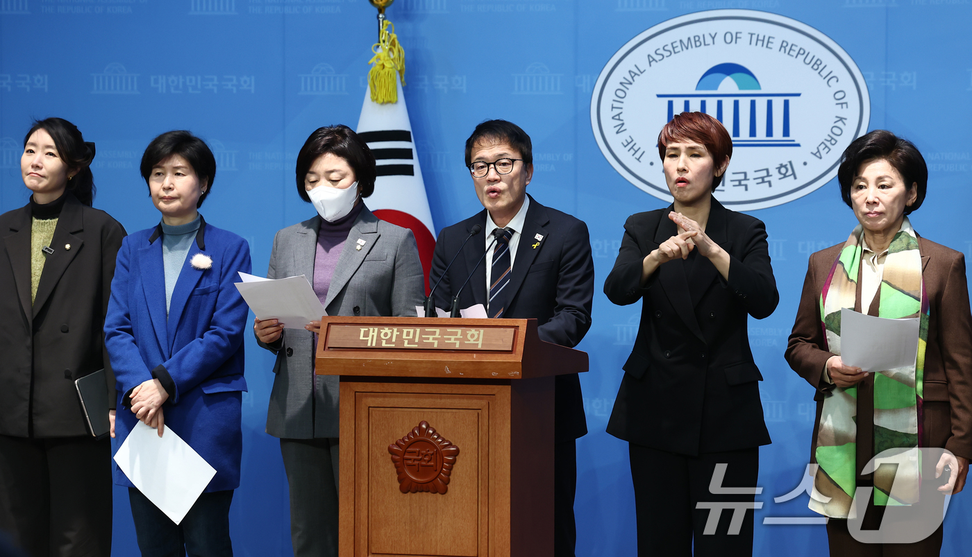 (서울=뉴스1) 김민지 기자 = 박주민 국회 보건복지위원장을 비롯한 더불어민주당 의원들이 11일 오전 서울 여의도 국회 소통관에서 "민주당이 중증외상 수련센터 예산을 삭감했다"고 …