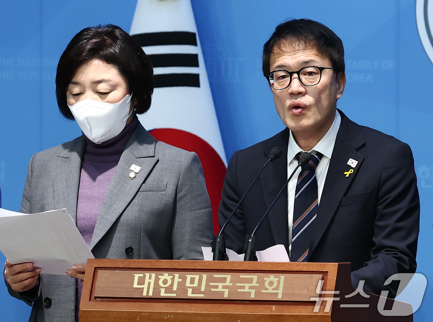 (서울=뉴스1) 김민지 기자 = 박주민 국회 보건복지위원장을 비롯한 더불어민주당 의원들이 11일 오전 서울 여의도 국회 소통관에서 "민주당이 중증외상 수련센터 예산을 삭감했다"고 …