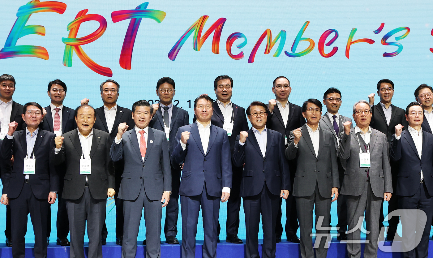 (서울=뉴스1) 오대일 기자 = 11일 오전 서울 중구 대한상공회의소에서 열린 신기업가정신협의회(ERT) 멤버스데이 행사에서 최태원 대한상의 회장과 박승희 삼성전자 사장, 이형희 …
