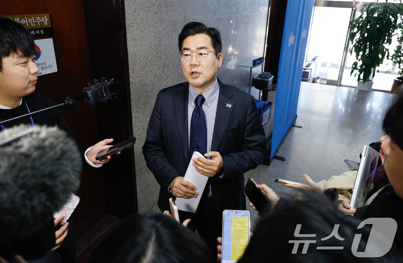본문 이미지 - 박찬대 더불어민주당 원내대표가 11일 오전 서울 여의도 국회에서 권성동 국민의힘 원내대표 교섭단체 대표연설에 대한 취재진 질문에 답하고 있다. 2025.2.11/뉴스1 ⓒ News1 안은나 기자