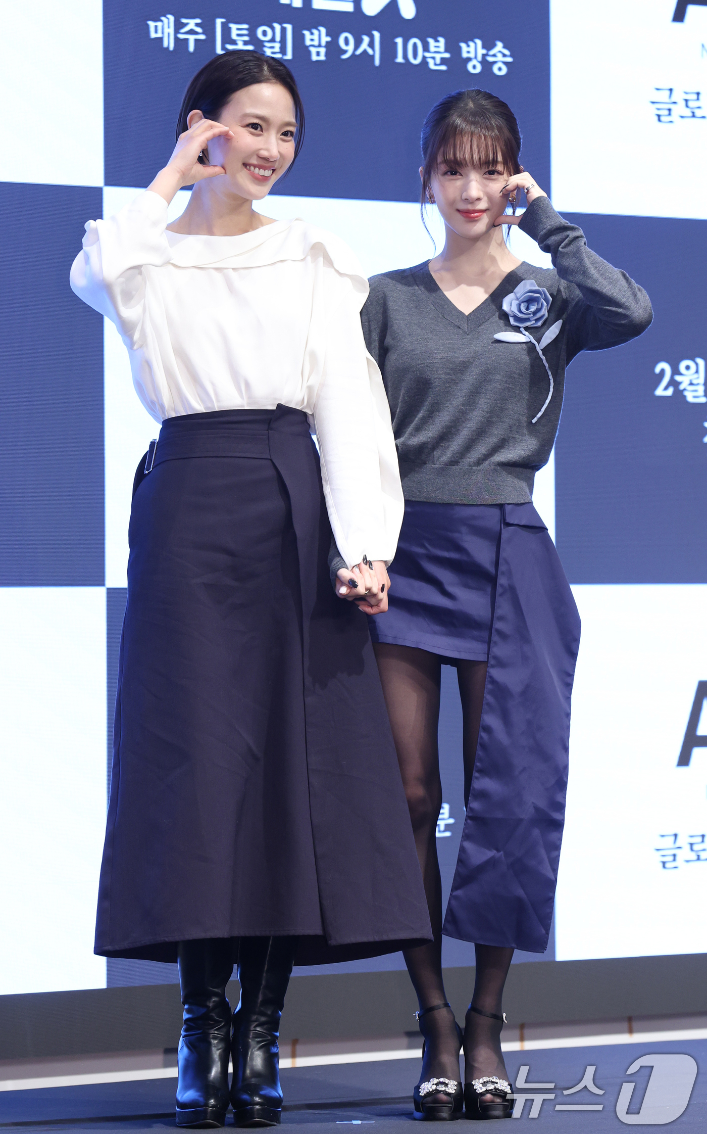 (서울=뉴스1) 권현진 기자 = 배우 장희령과 노정의(오른쪽)가 11일 서울 구로구 더세인트에서 열린 채널A 새 토일드라마 '마녀' 제작발표회에서 포즈를 취하고 있다.'마녀'는 마 …