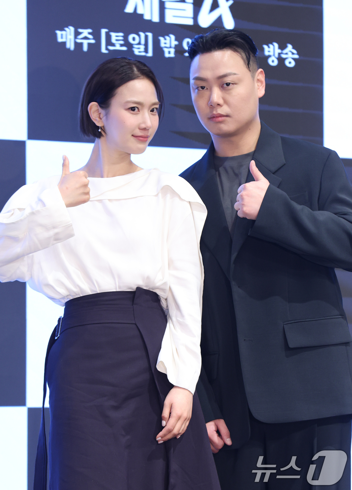 (서울=뉴스1) 권현진 기자 = 배우 장희령과 임재혁(오른쪽)이 11일 서울 구로구 더세인트에서 열린 채널A 새 토일드라마 '마녀' 제작발표회에서 포즈를 취하고 있다.'마녀'는 마 …