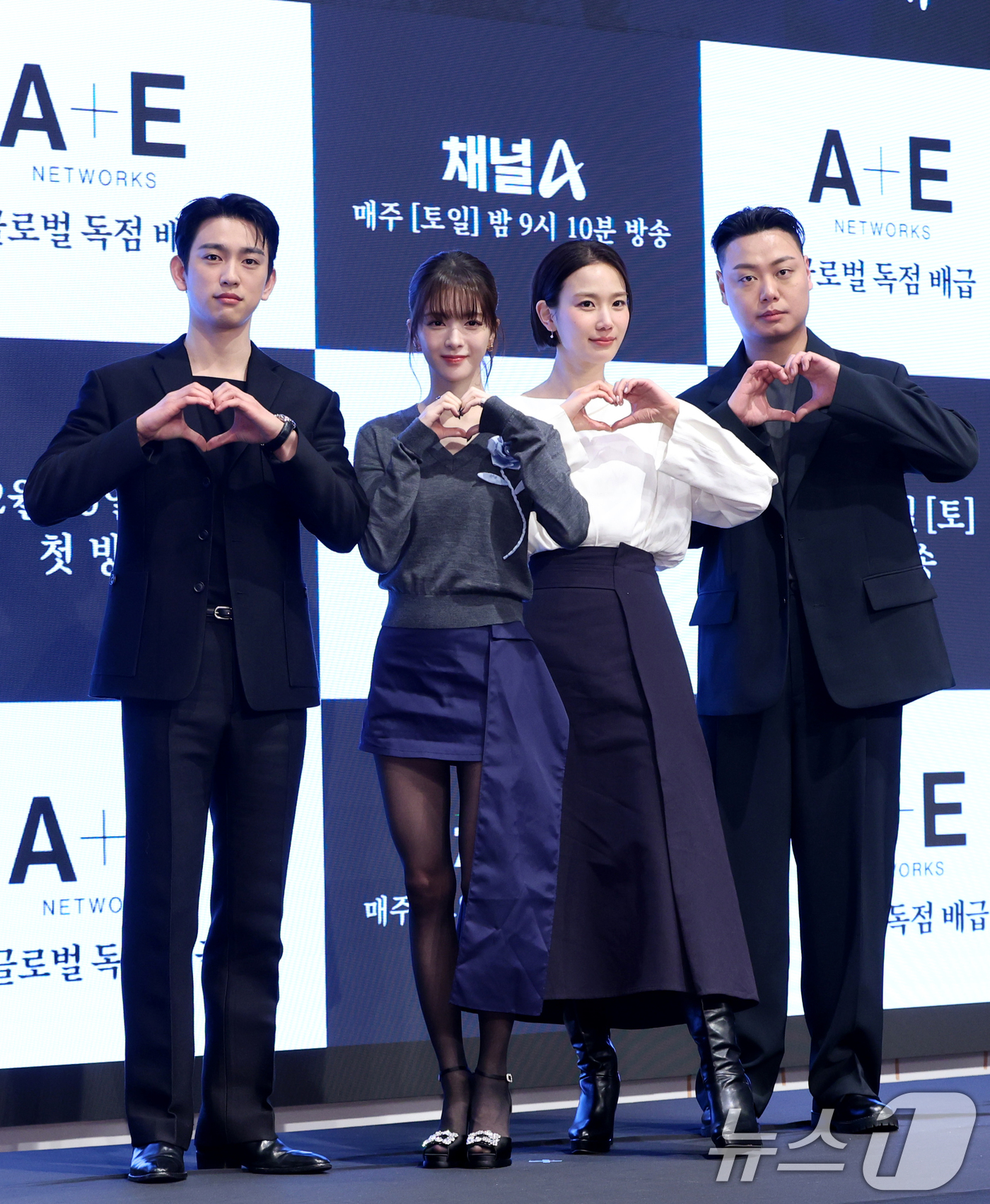 (서울=뉴스1) 권현진 기자 = 배우 박진영(왼쪽부터)과 노정의, 장희령, 임재혁이 11일 서울 구로구 더세인트에서 열린 채널A 새 토일드라마 '마녀' 제작발표회에서 포즈를 취하고 …