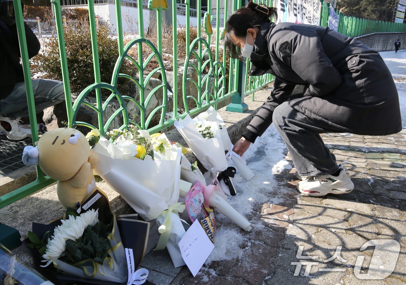본문 이미지 - 지난 10일 대전 서구 한 초등학교에서 1학년 A양이 교사에 의해 흉기에 찔려 사망하는 사고가 발생했다. 11일 범행이 발생한 학교에서 시민들이 A양을 추모하고 있다. 2025.2.11/뉴스1 ⓒ News1 김기태 기자