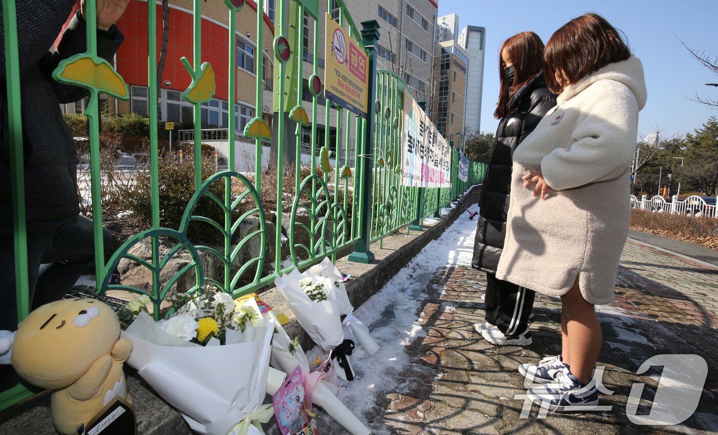본문 이미지 - 지난 10일 대전 서구 한 초등학교에서 1학년 A양이 교사에 의해 흉기에 찔려 사망하는 사고가 발생했다. 11일 범행이 발생한 학교에서 같은 학교 학생들이 A양을 추모하고 있다. 2025.2.11/뉴스1 ⓒ News1 김기태 기자