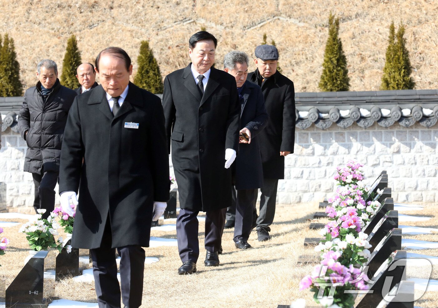 본문 이미지 - 김두관 전 더불어민주당 국회의원이 11일 오전 광주 북구 운정동 국립5·18민주묘지를 찾아 참배를 위해 이동하고 있다. 2025.2.11/뉴스1 ⓒ News1 박지현 기자