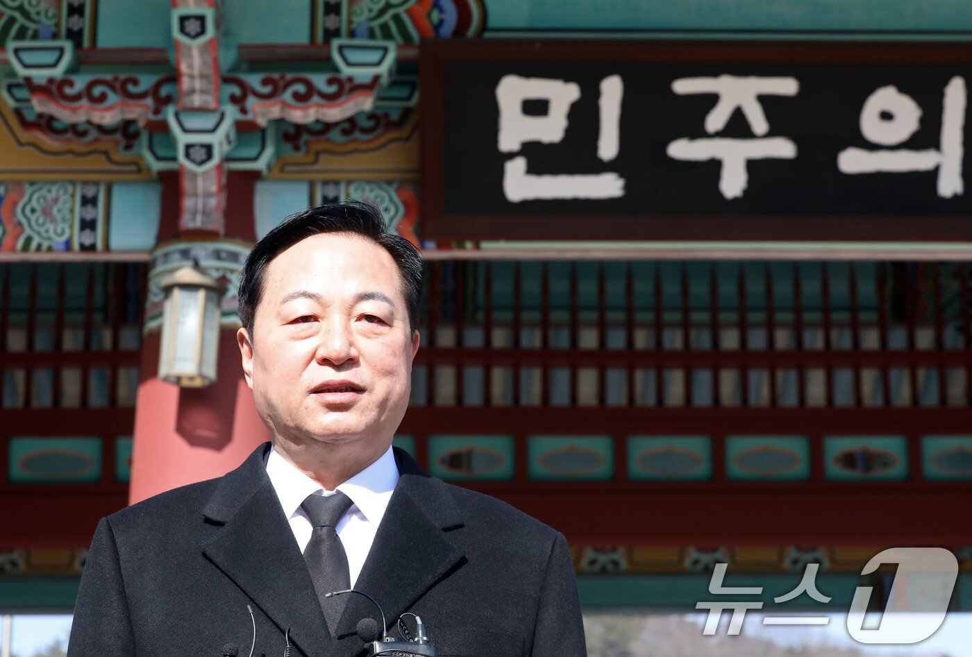 본문 이미지 - 김두관 전 더불어민주당 국회의원이 11일 오전 광주 북구 운정동 국립5·18민주묘지 민주의문 앞에서 취재진 질문에 답변하고 있다. 2025.2.11/뉴스1 ⓒ News1 박지현 기자