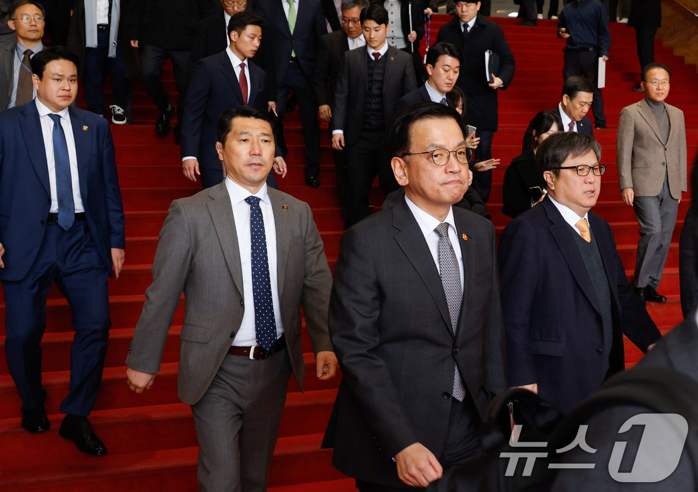 (서울=뉴스1) 안은나 기자 = 최상목 대통령 권한대행 부총리 겸 기획재정부 장관이 11일 오전 서울 여의도 국회 본회의장에서 권성동 국민의힘 원내대표 교섭단체 대표연설을 들은 뒤 …