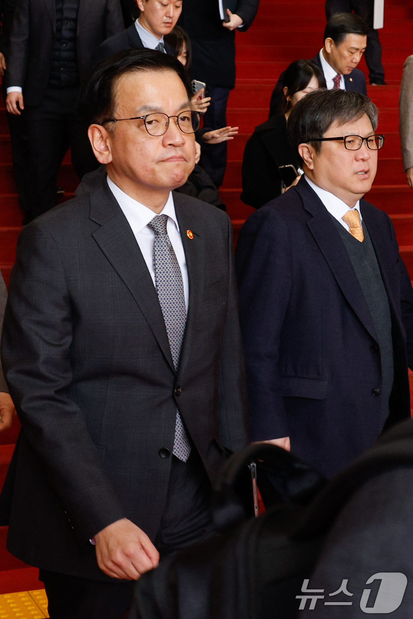 (서울=뉴스1) 안은나 기자 = 최상목 대통령 권한대행 부총리 겸 기획재정부 장관이 11일 오전 서울 여의도 국회 본회의장에서 권성동 국민의힘 원내대표 교섭단체 대표연설을 들은 뒤 …