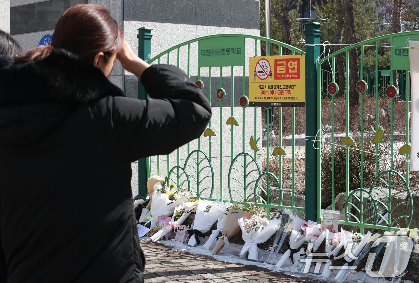 본문 이미지 - 지난 10일 대전 서구 한 초등학교에서 1학년 A양이 교사에 의해 흉기에 찔려 사망하는 사고가 발생했다. 11일 범행이 발생한 학교에서 인근 주민이 A양을 추모하고 있다. 2025.2.11/뉴스1 ⓒ News1 김기태 기자