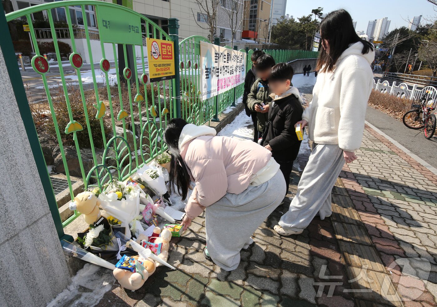 본문 이미지 - 지난 10일 대전 서구 한 초등학교에서 1학년 A양이 교사에 의해 흉기에 찔려 사망하는 사고가 발생했다. 11일 범행이 발생한 학교에서 학생들이 A양을 추모하고 있다. 2025.2.11/뉴스1 ⓒ News1 김기태 기자