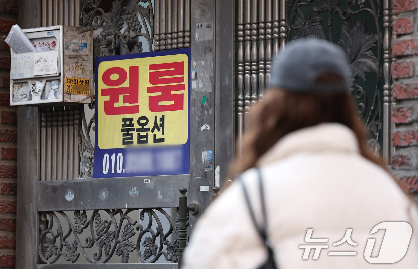 본문 이미지 - 11일 서울의 한 대학가 인근 게시판에 원룸 세입자를 구하는 안내문이 붙어 있다. 부동산 플랫폼 다방이 3월 신학기 개강을 앞두고 서울 주요 10개 대학 인근의 1월 원룸 시세를 분석한 결과에 따르면 이화여대 인근이 월세&#40;74만 1000원&#41;와 관리비&#40;10만 5000원&#41;가 가장 높은 것으로 나타났다. /뉴스1 ⓒ News1 장수영 기자
