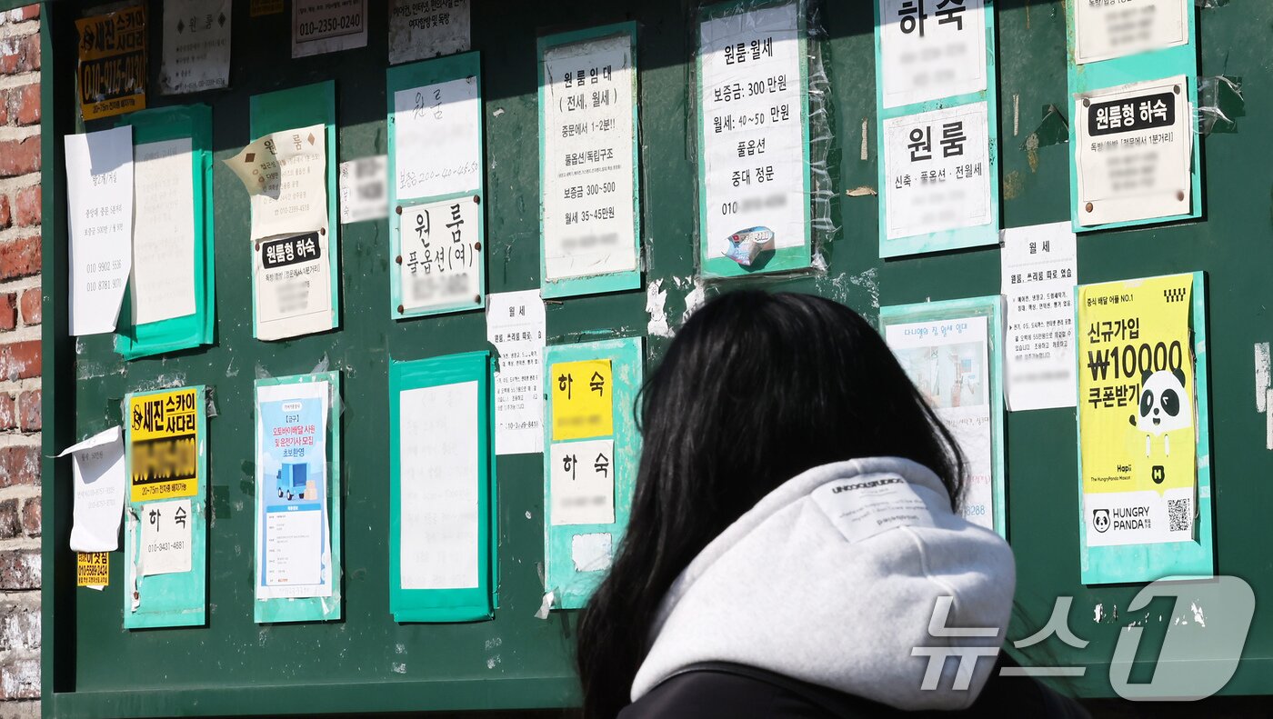 본문 이미지 - 11일 서울의 한 대학가 인근 게시판에 원룸 세입자를 구하는 안내문이 붙어 있다. 2025.2.11/뉴스1 ⓒ News1 장수영 기자