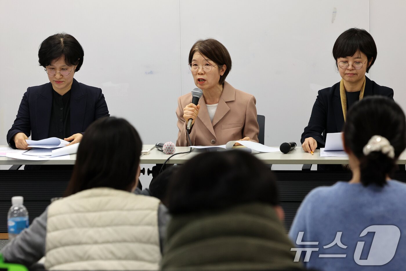 본문 이미지 - 국가인권위원회 원민경&#40;왼쪽부터&#41;, 남규선, 소라미 위원이 11일 오후 서울 중구 국가인권위원회 배움터에서 &#39;윤석열 대통령 방어권 보장 안건&#39; 의결 철회와 안창호 위원장의 사퇴를 촉구했다. 2025.2.11/뉴스1 ⓒ News1 황기선 기자