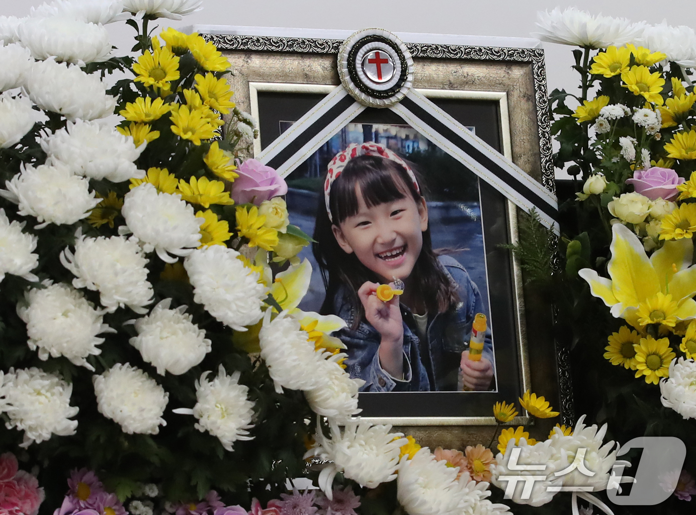 (대전=뉴스1) 김기태 기자 = 11일 대전 서구 건양대병원 장례식장에 교사가 휘두른 흉기에 피살된 김하늘 양의 영정사진이 놓여 있다. 2025.2.11/뉴스1