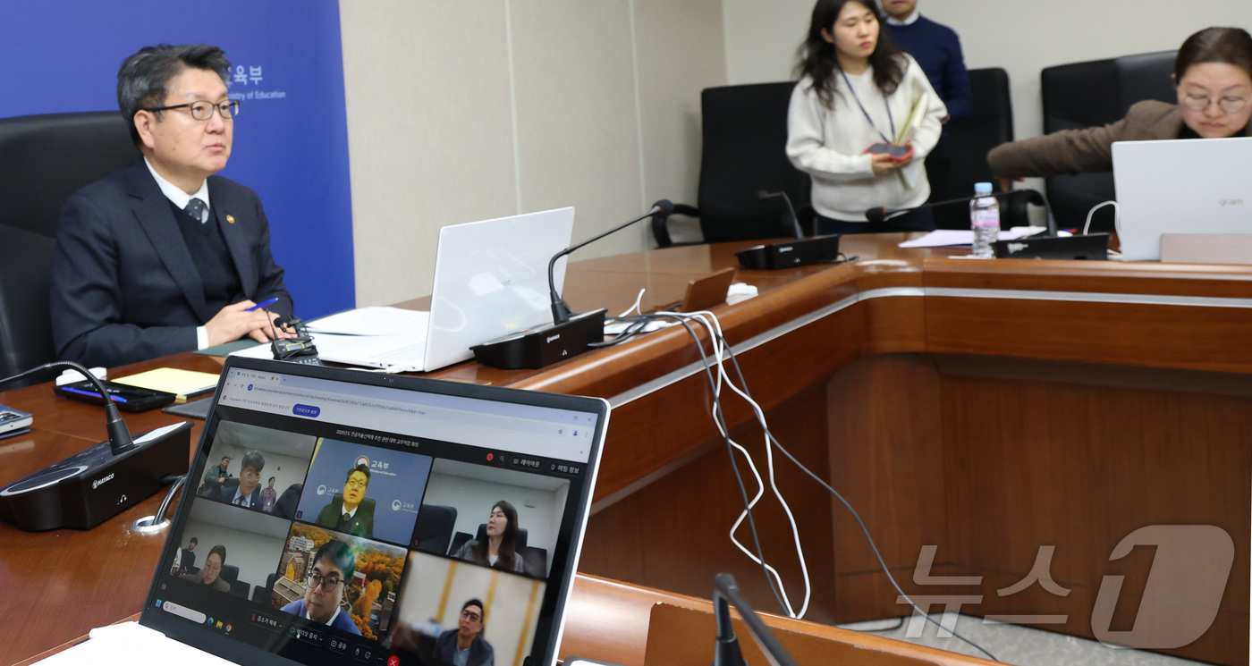 (세종=뉴스1) 김기남 기자 = 오석환 교육부 차관이 11일 오후 세종시 정부세종청사에서 열린 2025학년도 신학기 대비 주요 대학 전공자율선택제 준비상황 점검회의를 주재하며 …