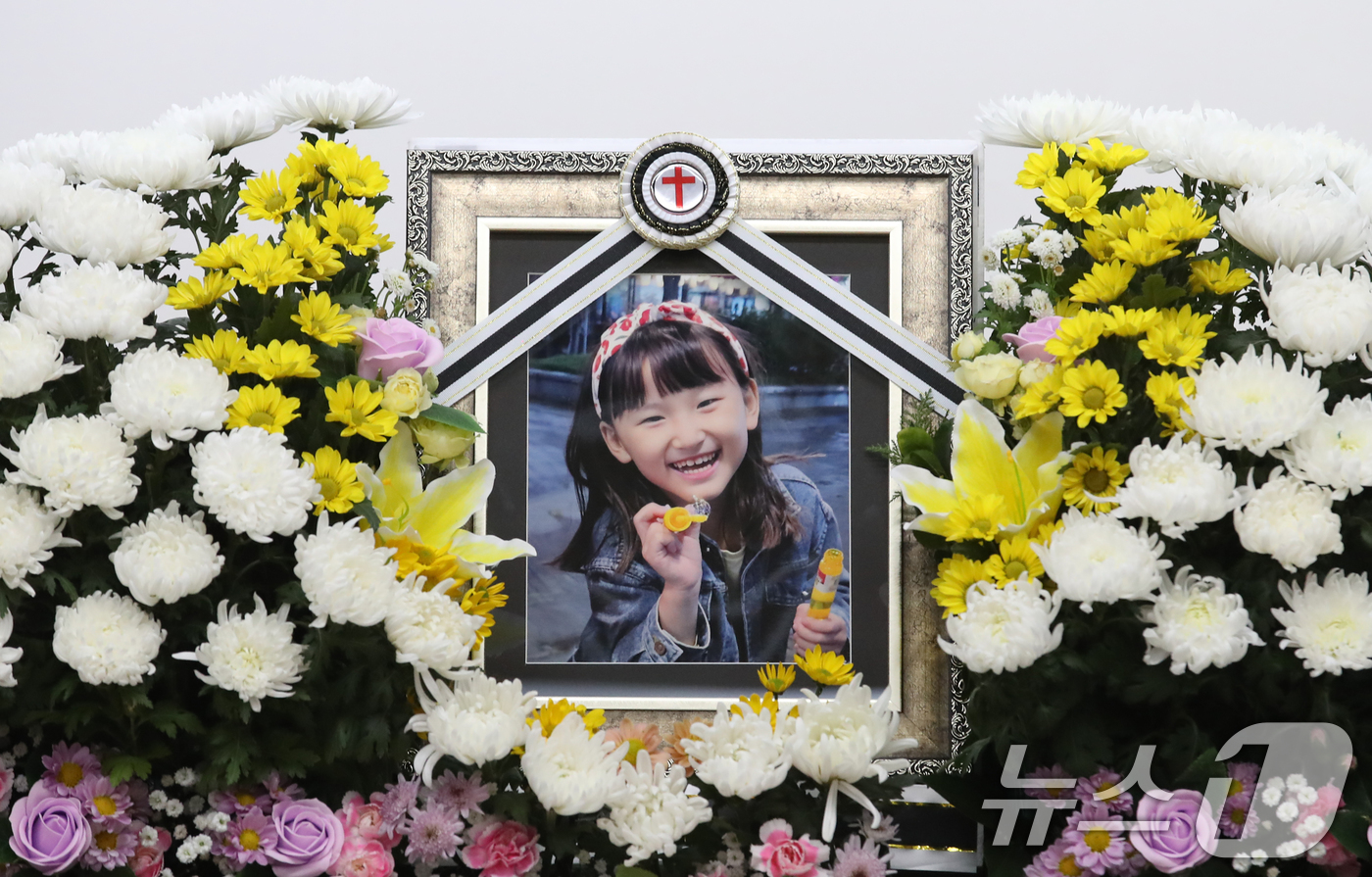 (대전=뉴스1) 김기태 기자 = 11일 대전 서구 건양대병원 장례식장에 교사가 휘두른 흉기에 피살된 김하늘 양의 영정사진이 놓여 있다. 2025.2.11/뉴스1