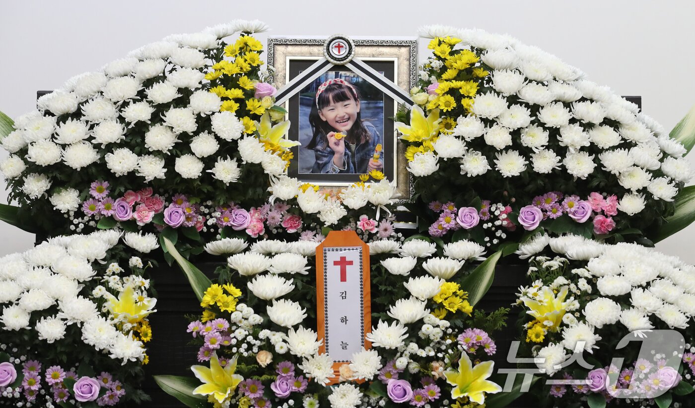 본문 이미지 - 11일 교사가 휘두른 흉기에 찔려 숨진 김하늘 양의 빈소가 대전 서구 건양대병원 장례식장 빈소에 김양의 영정사진이 놓여 있다.2025.2.11/뉴스1 ⓒ News1 김기태 기자