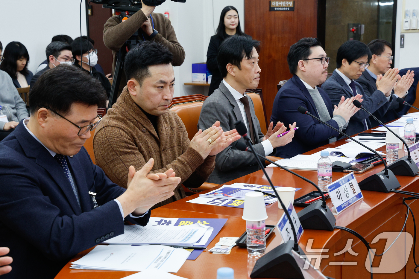 (서울=뉴스1) 안은나 기자 = 조광수 한국외식업중앙회 은평구지회장(왼쪽부터), 이상렬 청량리종합시장 백년가게 대표, 고장수 전국카페사장 협동조합 이사장, 김기홍 한국인터넷피씨카페 …