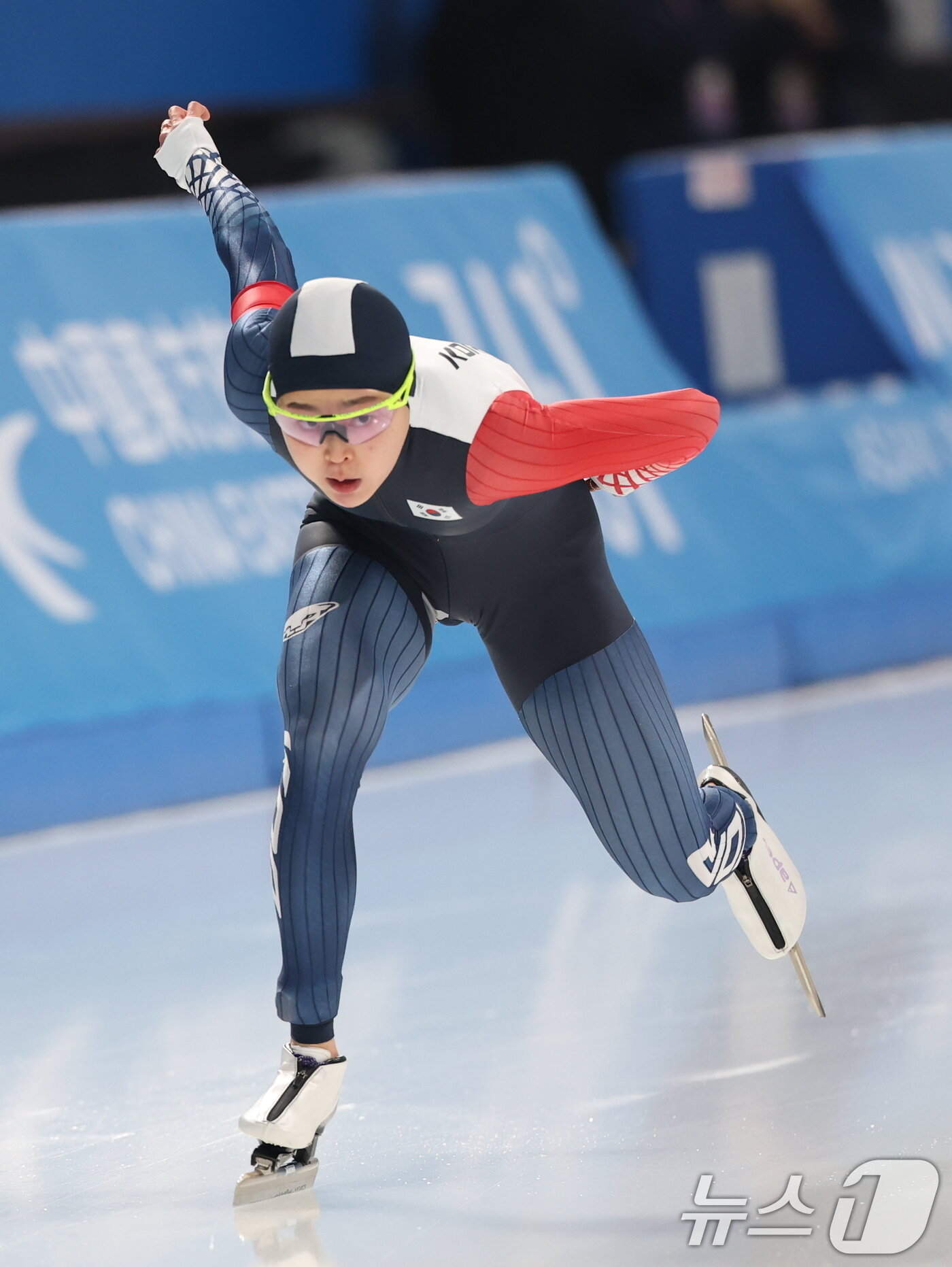 본문 이미지 - 11일&#40;현지시간&#41; 중국 헤이룽장성 하얼빈 스피드 스케이트 오벌에서 열린 하얼빈 동계아시안게임 스피드 스케이팅 여자 1,000m에서 김민선이 역주하고 있다. 2025.2.11/뉴스1 ⓒ News1 이승배 기자