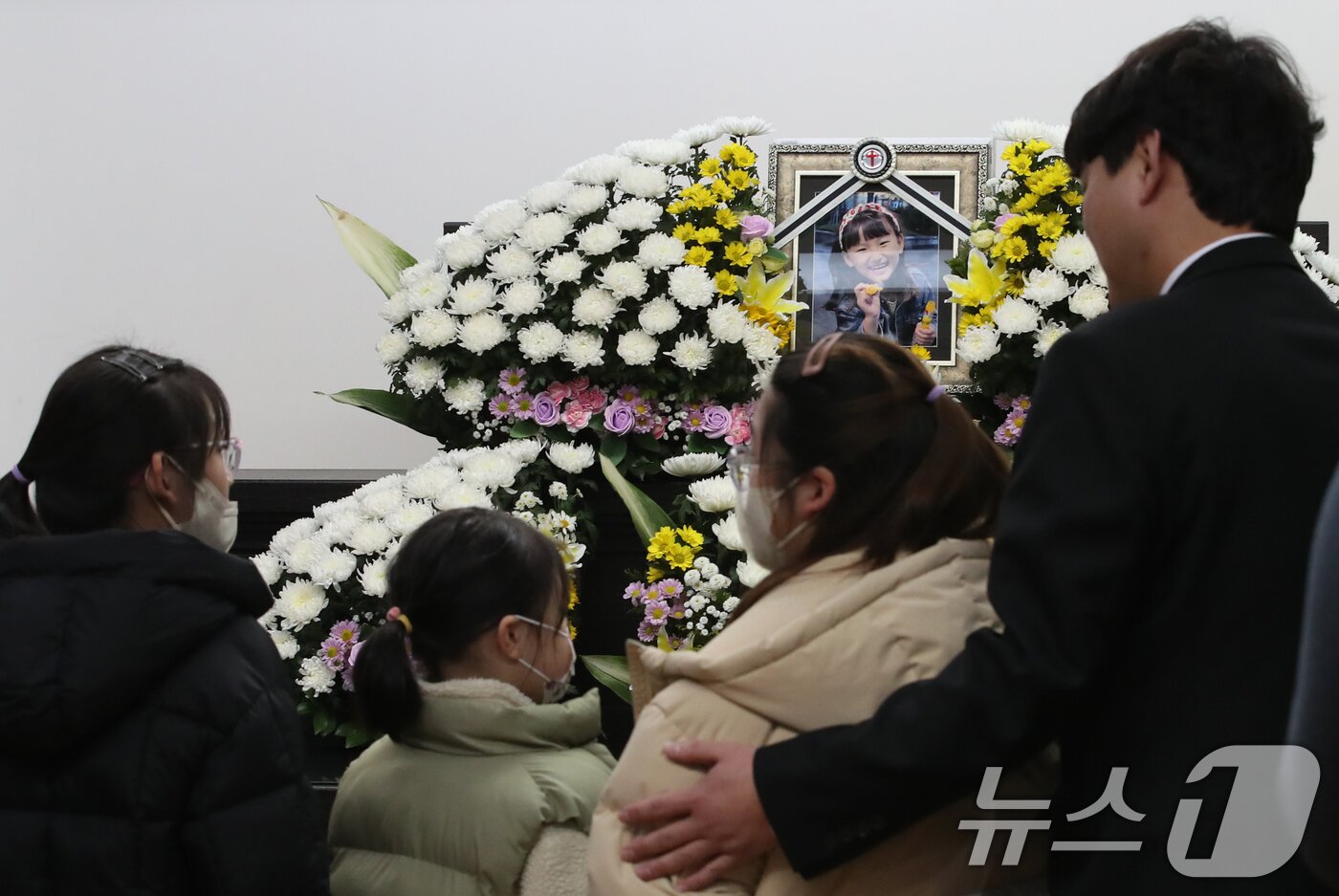 본문 이미지 - 지난 10일 대전 서구 한 초등학교에서 1학년 김하늘 양이 교사에 의해 흉기에 찔려 사망하는 사고가 발생했다. 11일 빈소가 마련된 건양대병원 장례식장에 김 양의 친구들이 조문하고 있다. 2025.2.11/뉴스1 ⓒ News1 김기태 기자