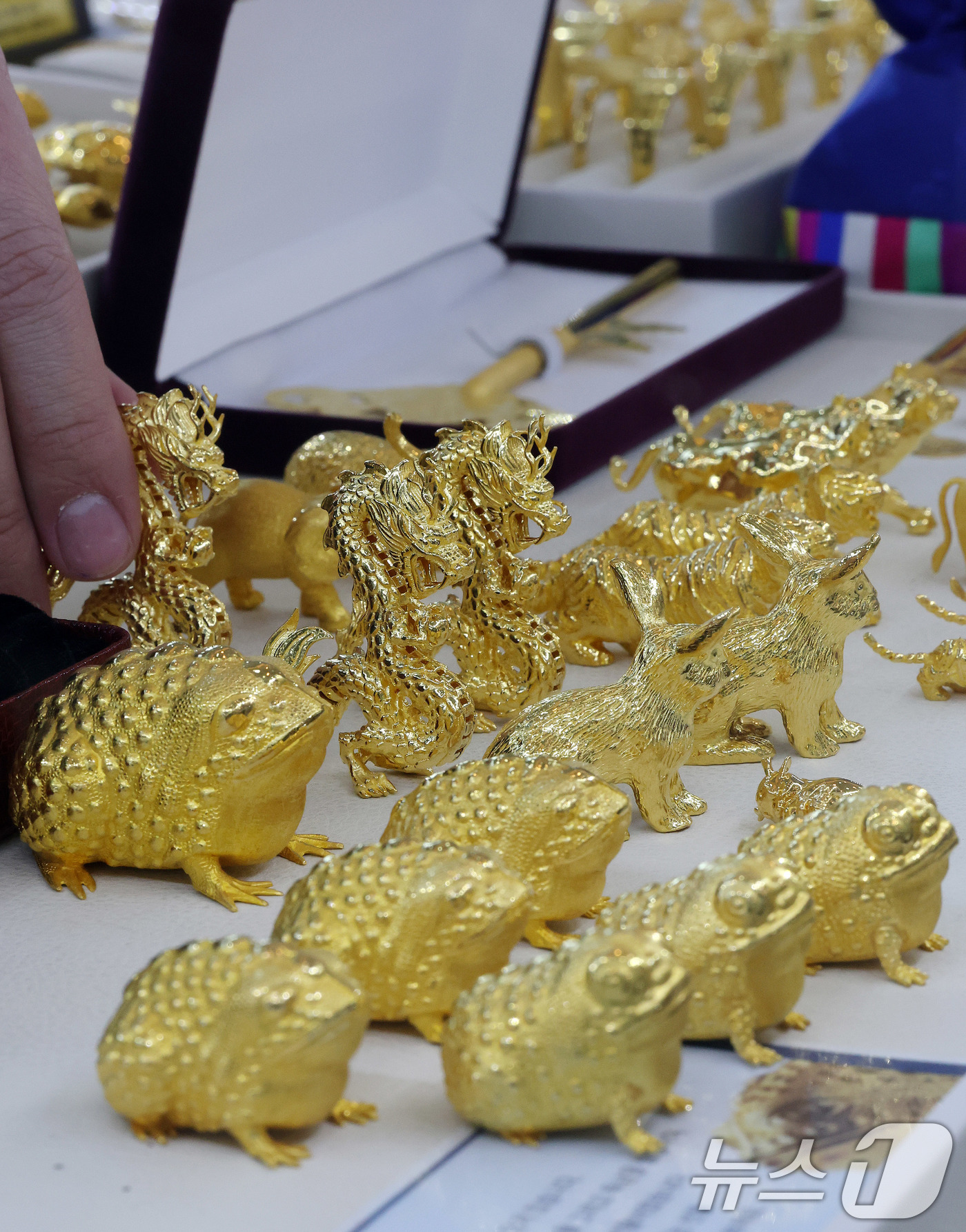 (서울=뉴스1) 박세연 기자 = 11일 서울 종로구 한국금거래소 종로본점에서 직원이 골드바를 선보이고 있다.무역 긴장으로 안전자산 선호 심리가 확대되면서 뉴욕상업거래소(COMEX) …