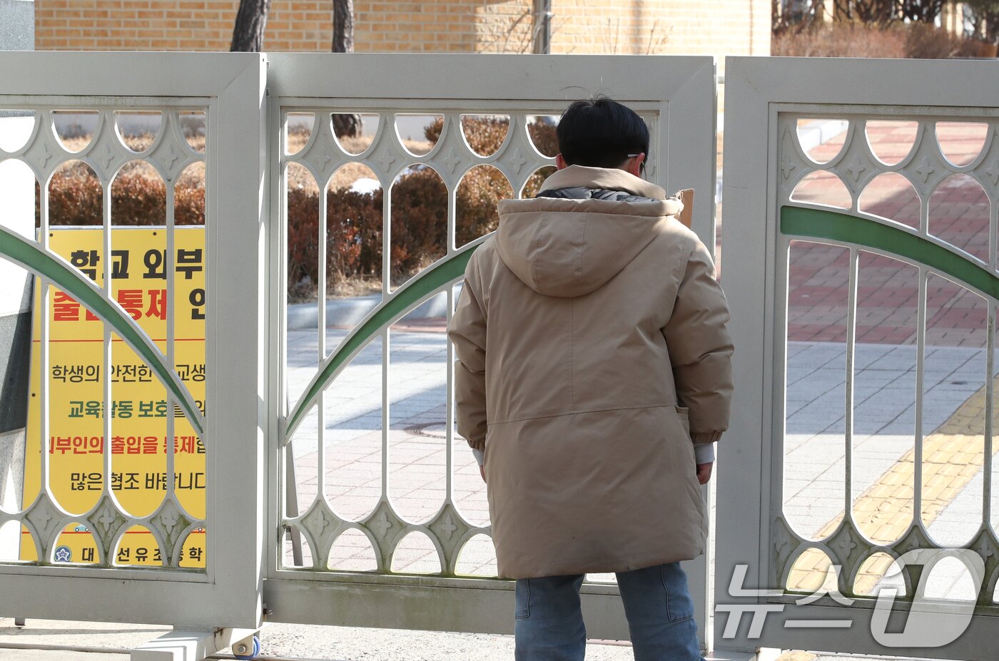 본문 이미지 - 지난 10일 대전 서구 한 초등학교에서 1학년 김하늘 양이 교사에 의해 흉기에 찔려 사망하는 사고가 발생했다. 11일 범행이 발생한 학교에서 학생이 교문 앞에서 김 양을 추모하고 있다. 2025.2.11/뉴스1 ⓒ News1 김기태 기자