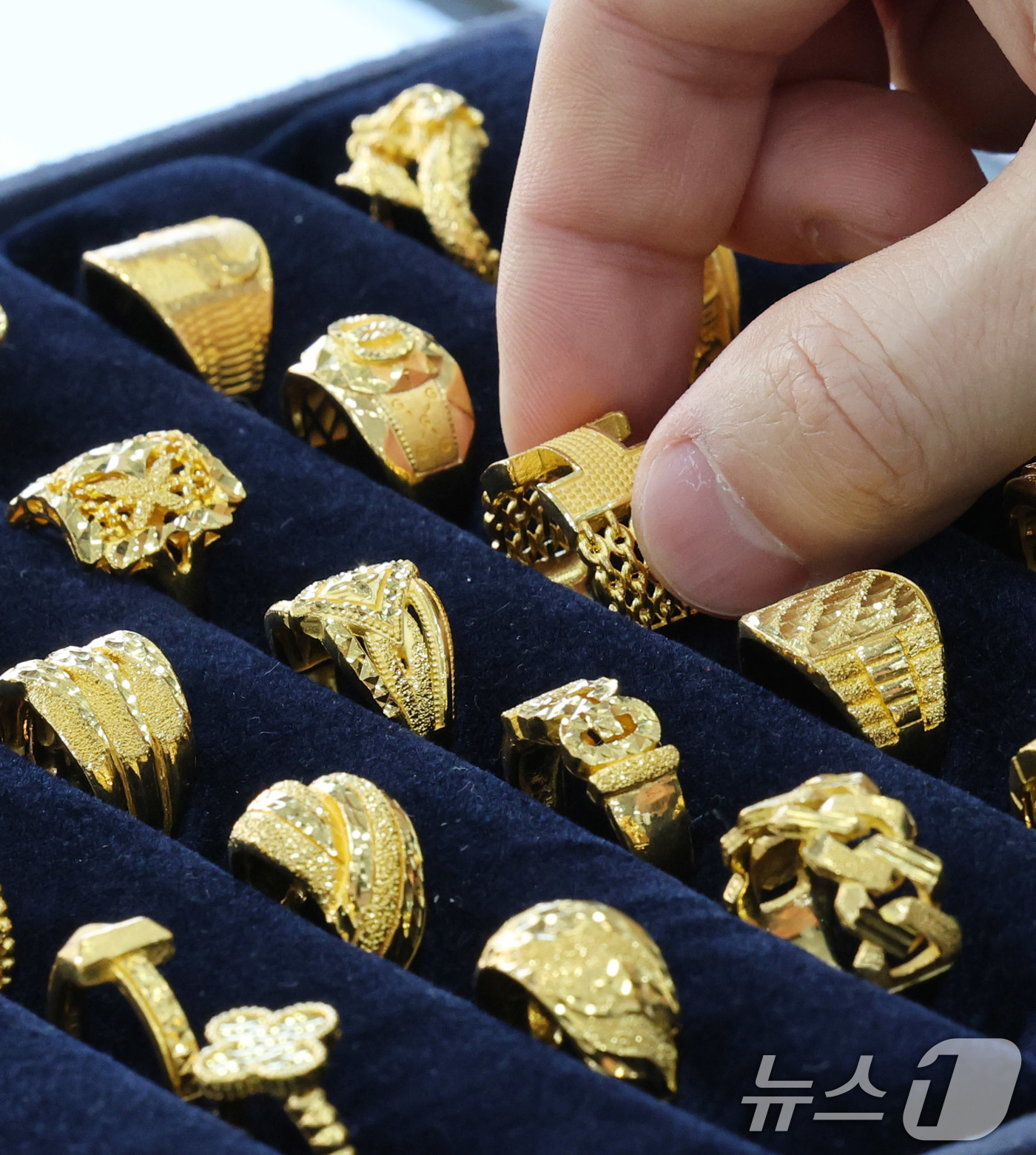 (서울=뉴스1) 박세연 기자 = 11일 서울 종로구의 한 금은방에서 직원이 금반지를 살펴보고 있다.무역 긴장으로 안전자산 선호 심리가 확대되면서 뉴욕상업거래소(COMEX)에서 10 …
