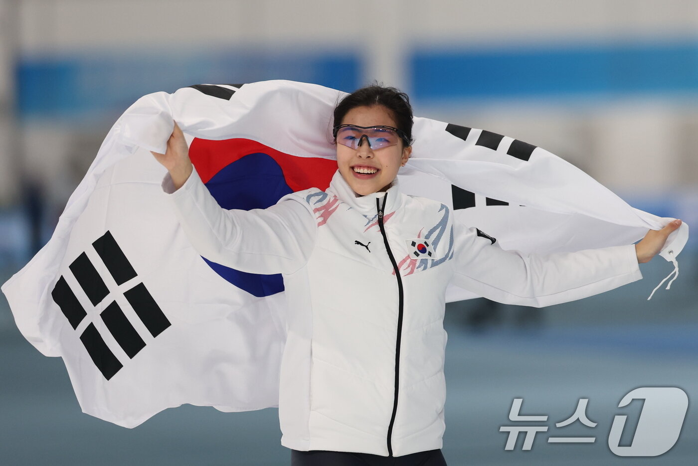 본문 이미지 - 11일(현지시간) 중국 헤이룽장성 하얼빈 스피드 스케이트 오벌에서 열린 하얼빈 동계아시안게임 스피드 스케이팅 여자 1,000m에서 동메달을 차지한 이나현이 태극기를 두르고 세리머니를 하고 있다. 2025.2.11/뉴스1 ⓒ News1 이승배 기자