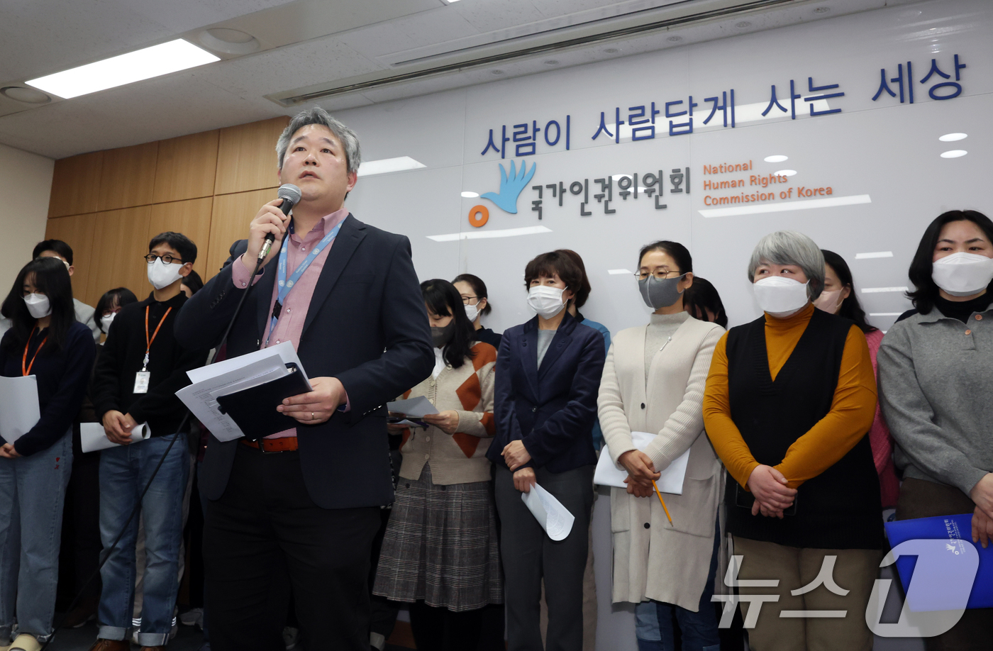 (서울=뉴스1) 황기선 기자 = 국가인권위원회 직원들이 11일 오후 서울 중구 국가인권위원회 배움터에서 '윤석열 대통령 방어권 보장 안건 의결‘ 관련 입장을 밝히고 있다.이날 직원 …
