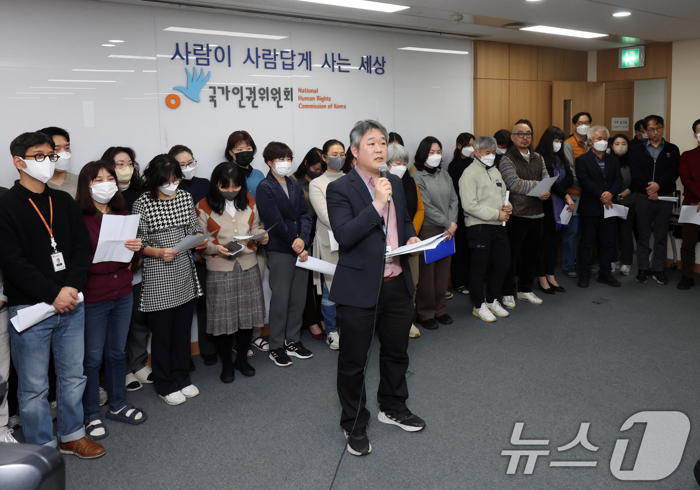 (서울=뉴스1) 황기선 기자 = 국가인권위원회 직원들이 11일 오후 서울 중구 국가인권위원회 배움터에서 '윤석열 대통령 방어권 보장 안건 의결‘ 관련 입장을 밝히고 있다.이날 직원 …