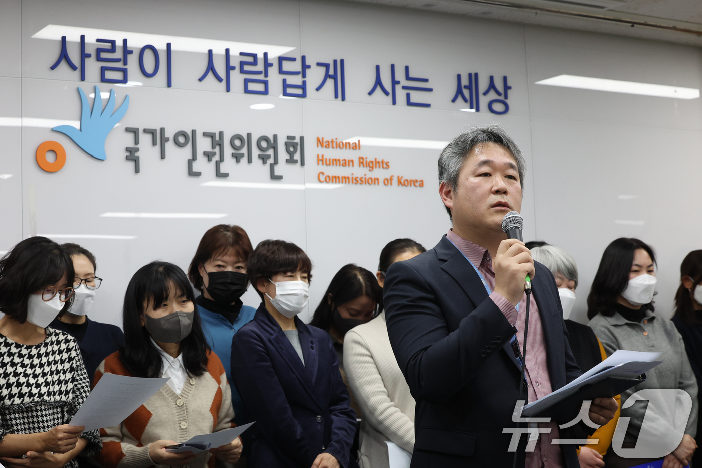 (서울=뉴스1) 황기선 기자 = 국가인권위원회 직원들이 11일 오후 서울 중구 국가인권위원회 배움터에서 '윤석열 대통령 방어권 보장 안건 의결‘ 관련 입장을 밝히고 있다.이날 직원 …