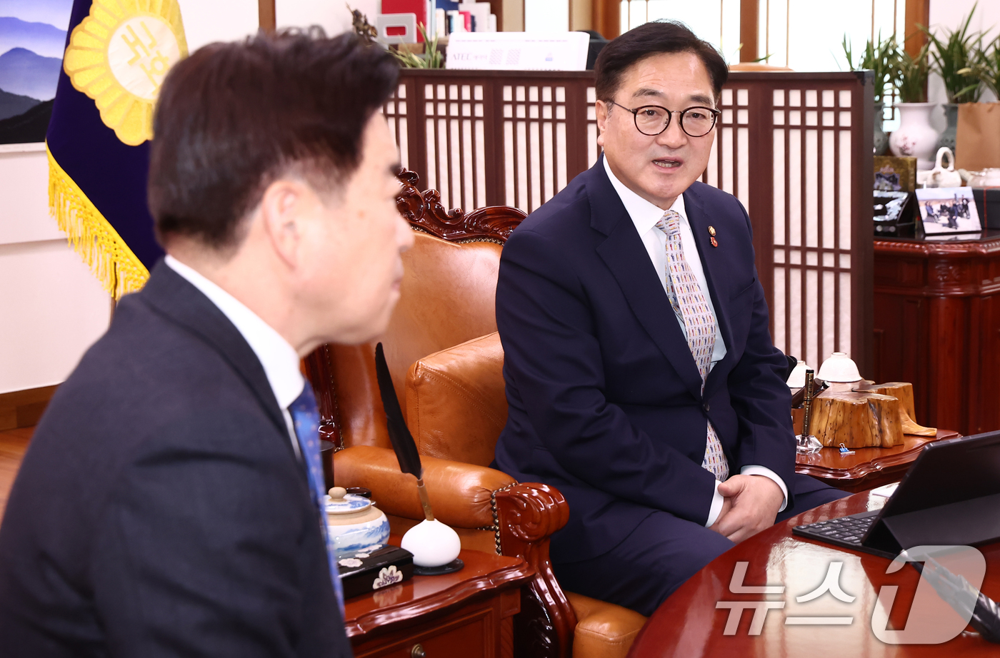 (서울=뉴스1) 김민지 기자 = 우원식 국회의장이 11일 오후 서울 여의도 국회에서 오영훈 제주도지사를 접견하고 있다. 2025.2.11/뉴스1