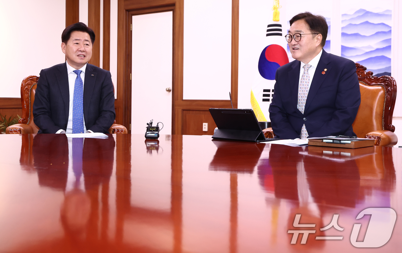 (서울=뉴스1) 김민지 기자 = 우원식 국회의장이 11일 오후 서울 여의도 국회에서 오영훈 제주도지사를 접견하고 있다. 2025.2.11/뉴스1