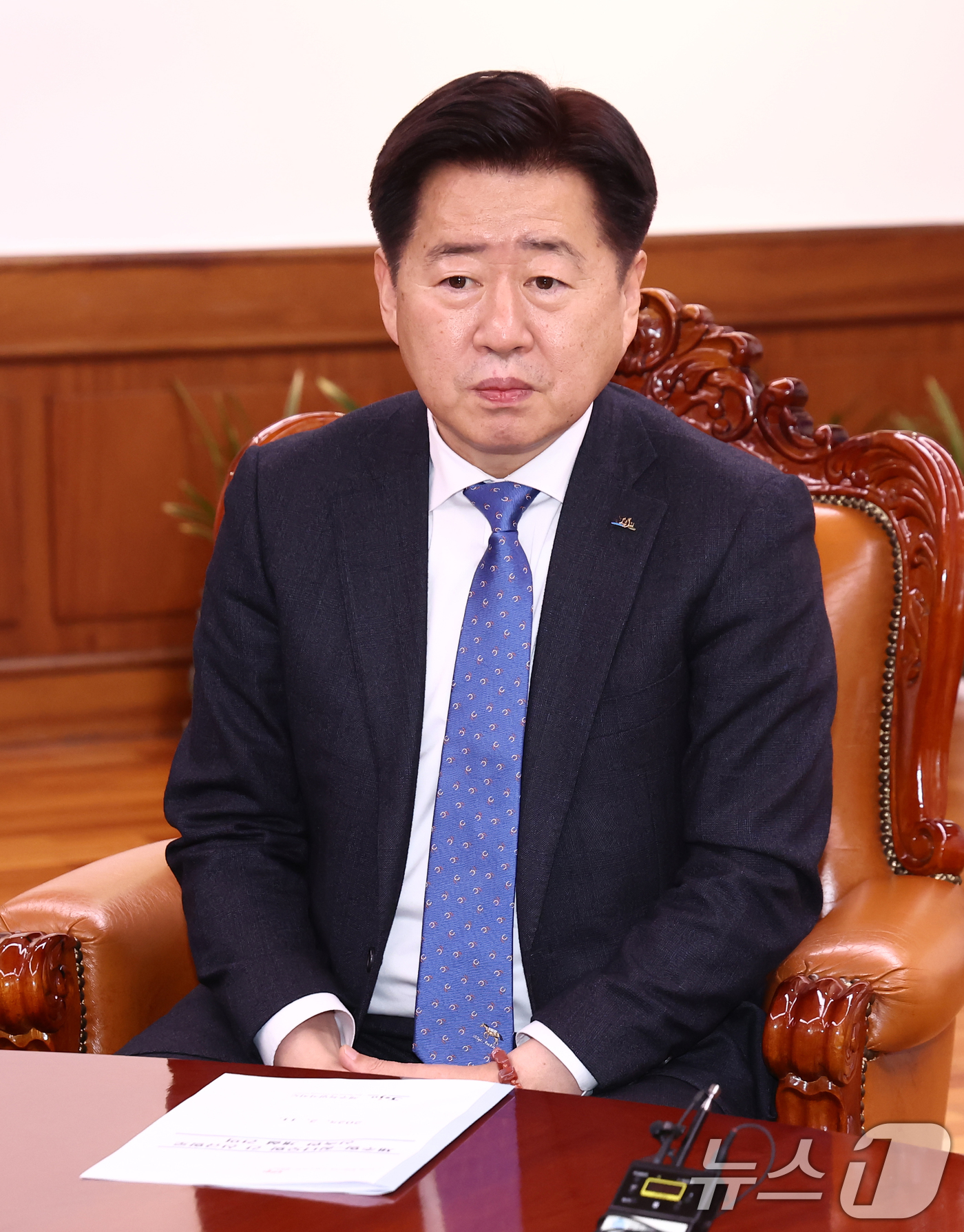 (서울=뉴스1) 김민지 기자 = 오영훈 제주도지사가 11일 오후 서울 여의도 국회에서 우원식 국회의장을 만나 대화하고 있다. 2025.2.11/뉴스1