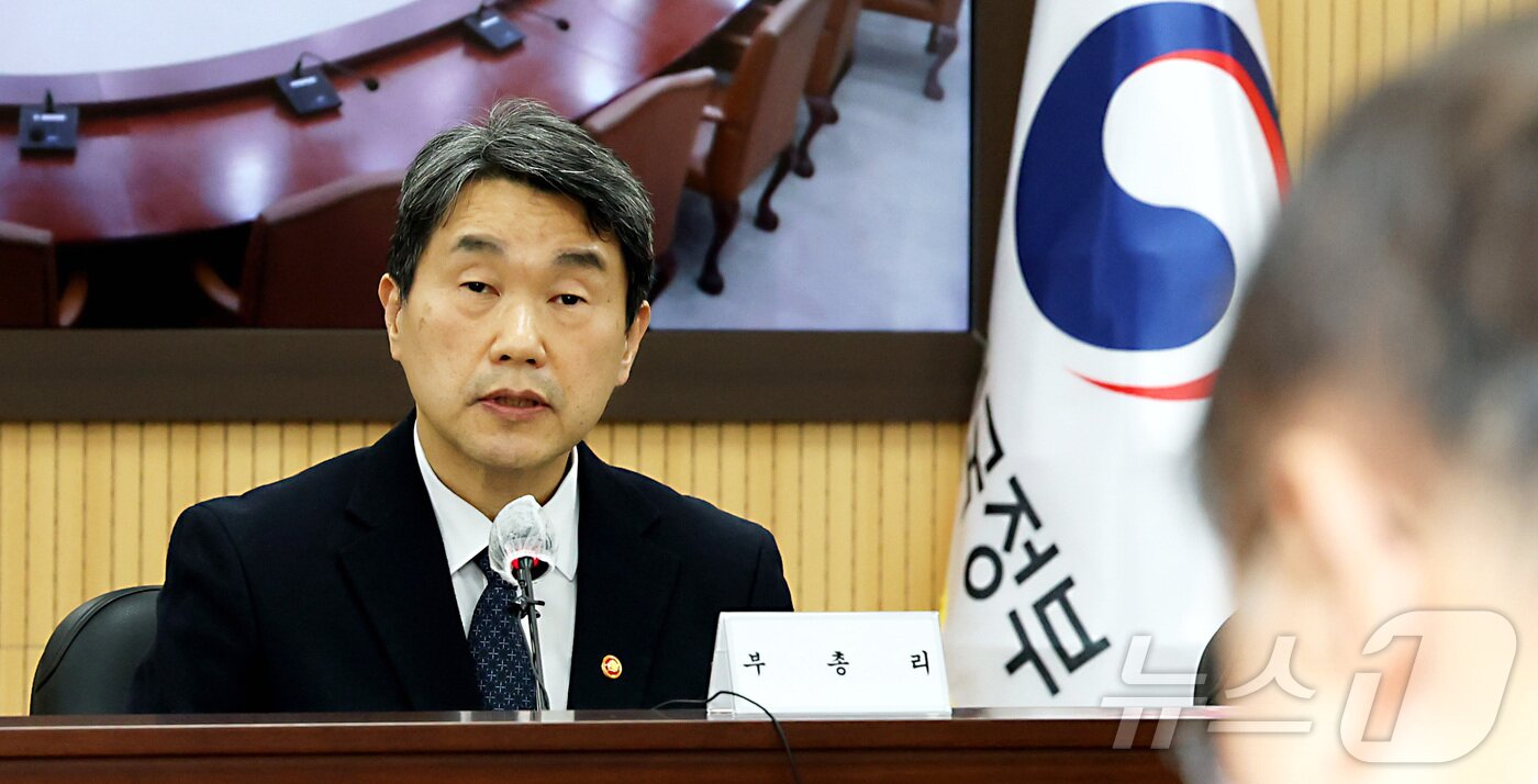본문 이미지 - 이주호 사회부총리 겸 교육부 장관이 11일 오후 세종시 정부세종청사에서 열린 사회관계장관회의에 앞서 지난 10일 대전의 한 초등학교 교사에 의해 사망한 김하늘 학생에 대한 대책마련과 추모 발언을 하고 있다. 2025.2.11/뉴스1 ⓒ News1 김기남 기자