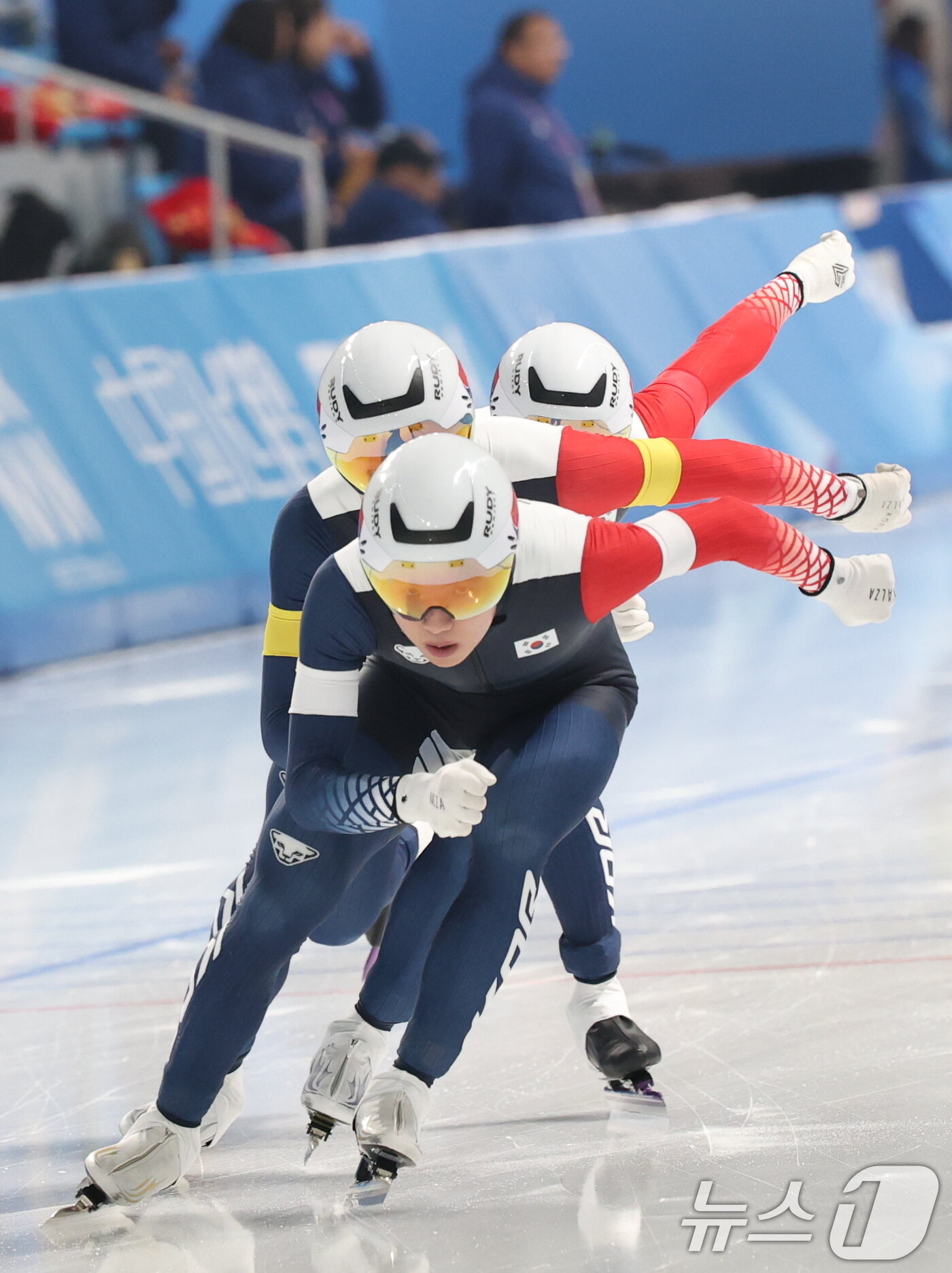 본문 이미지 - 11일(현지시간) 중국 헤이룽장성 하얼빈 스피드 스케이트 오벌에서 열린 하얼빈 동계아시안게임 스피드 스케이팅 남자 팀추월에서 정재원(앞에서부터), 박상언, 이승훈이 역주하고 있다. 대한민국은 3분 47초 99로 중국에 이어 은메달을 차지했다. 2025.2.11/뉴스1 ⓒ News1 이승배 기자