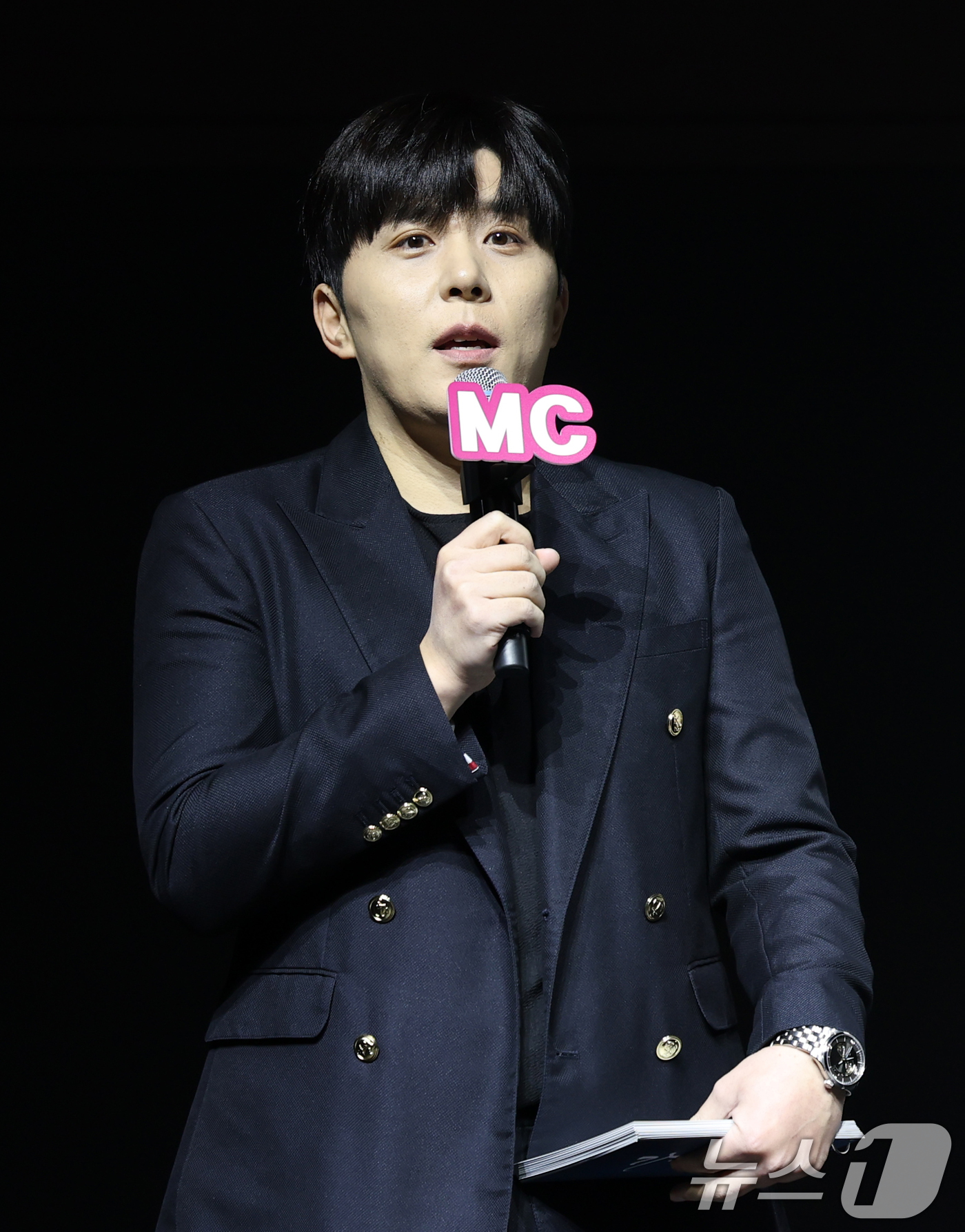 (서울=뉴스1) 권현진 기자 = MC하루가 11일 서울 강서구 스카이아트홀에서 열린 송가인 정규 4집 '가인;달' 발매 쇼케이스에서 진행을 하고 있다. 2025.2.11/뉴스1