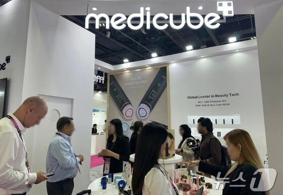 본문 이미지 - 에이피알은 지난해 11월 2024 두바이 뷰티 월드’&#40;2024 Beautyworld Middle East&#41;에 참여해 &#39;K-뷰티테크&#39;를 선보였다. &#40;에이피알 제공&#41;