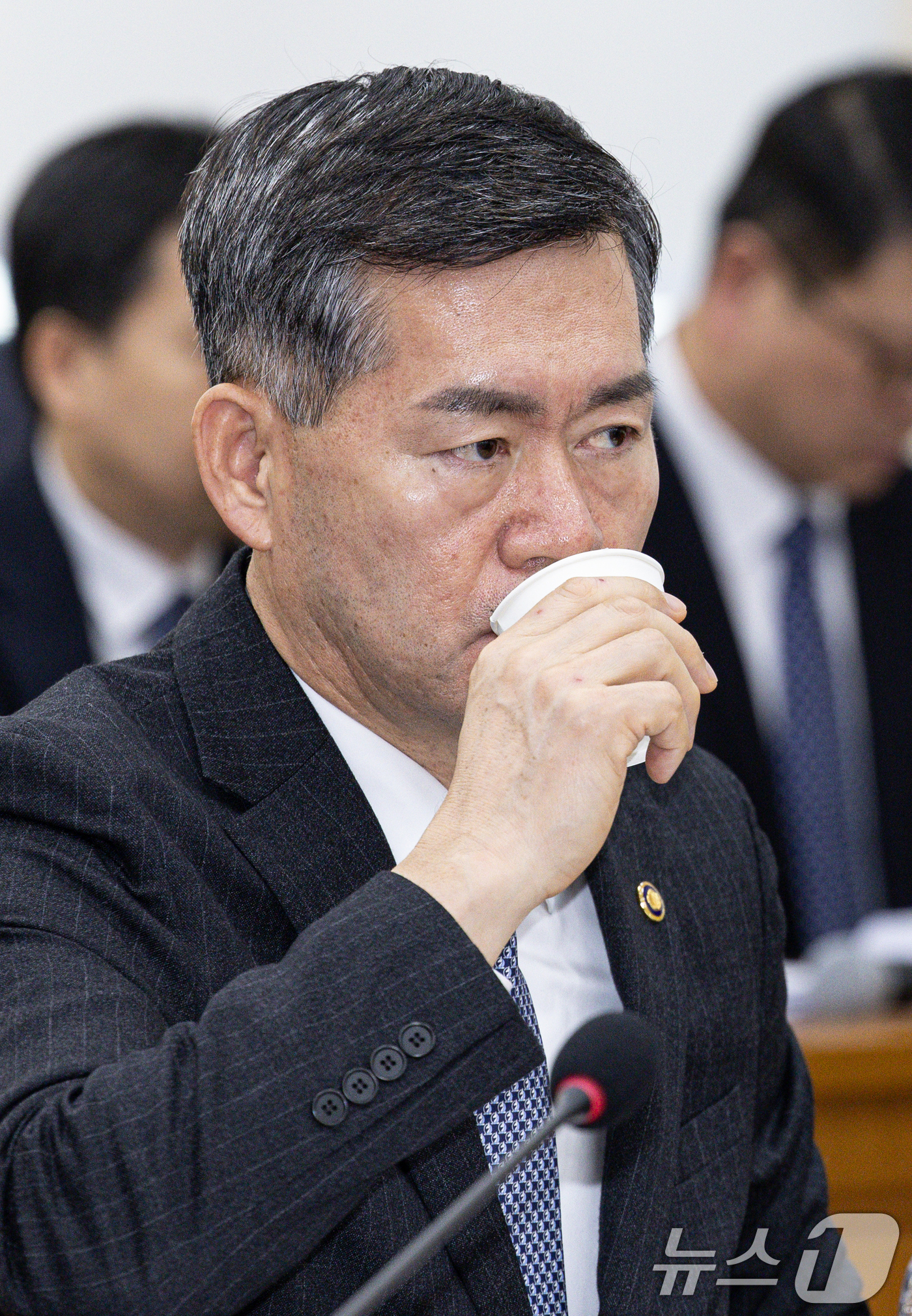 (서울=뉴스1) 이재명 기자 = 석종건 방위사업청장이 11일 오후 서울 여의도 국회에서 열린 제422회 국회(임시회) 국방위원회 제1차 전체회의에서 물을 마시고 있다. 2025.2 …