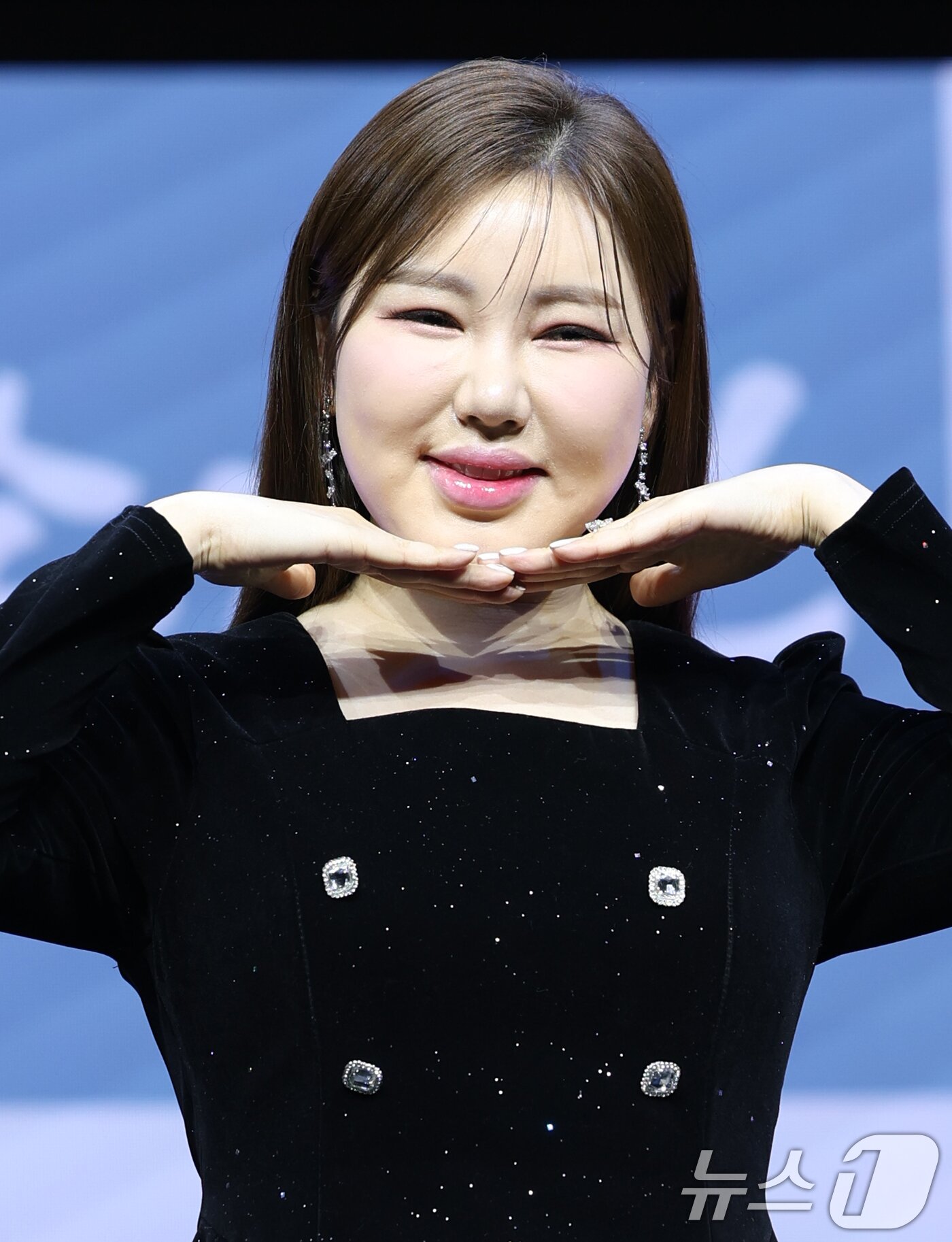 본문 이미지 - 가수 송가인이 11일 서울 강서구 스카이아트홀에서 가진 정규 4집 '가인;달' 발매 쇼케이스에서 포즈를 취하고 있다. ⓒ News1 권현진 기자