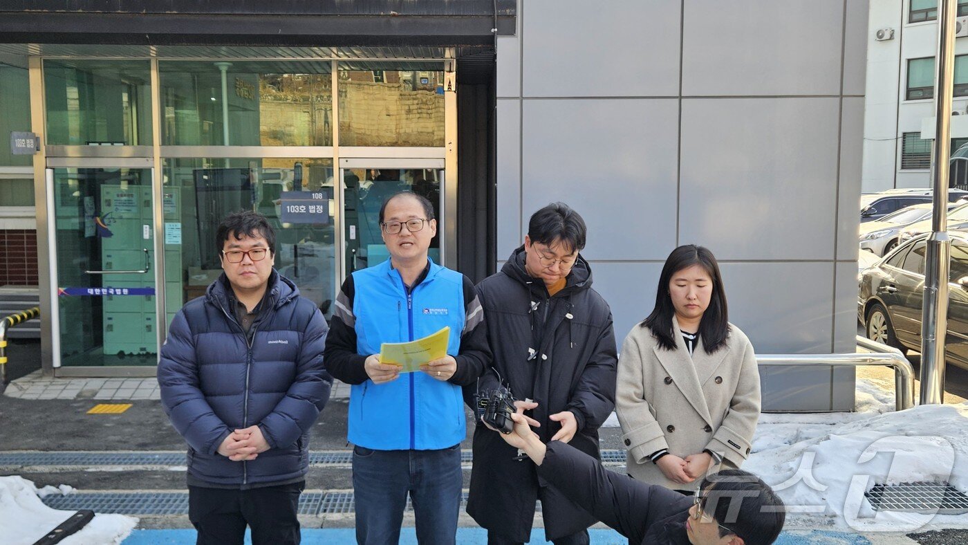 본문 이미지 -  전국교직원노동조합 강원지부가 11일 춘천지법 법정 앞에서  현장체험학습 재판 결과에 대한 입장을 밝히고 있다.2025.2.11 한귀섭 기자