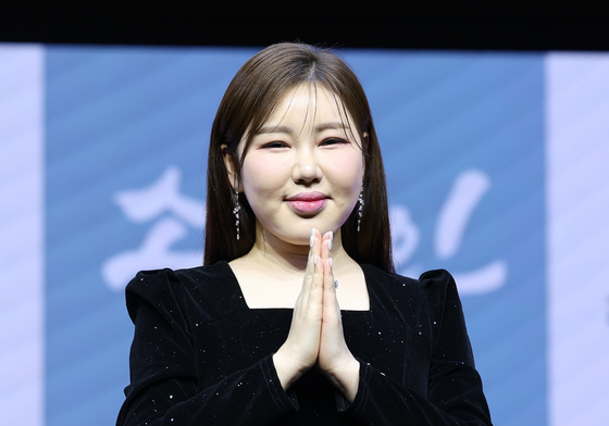 송가인, 소속사 직원들에 용돈 쐈다…훈훈 미담