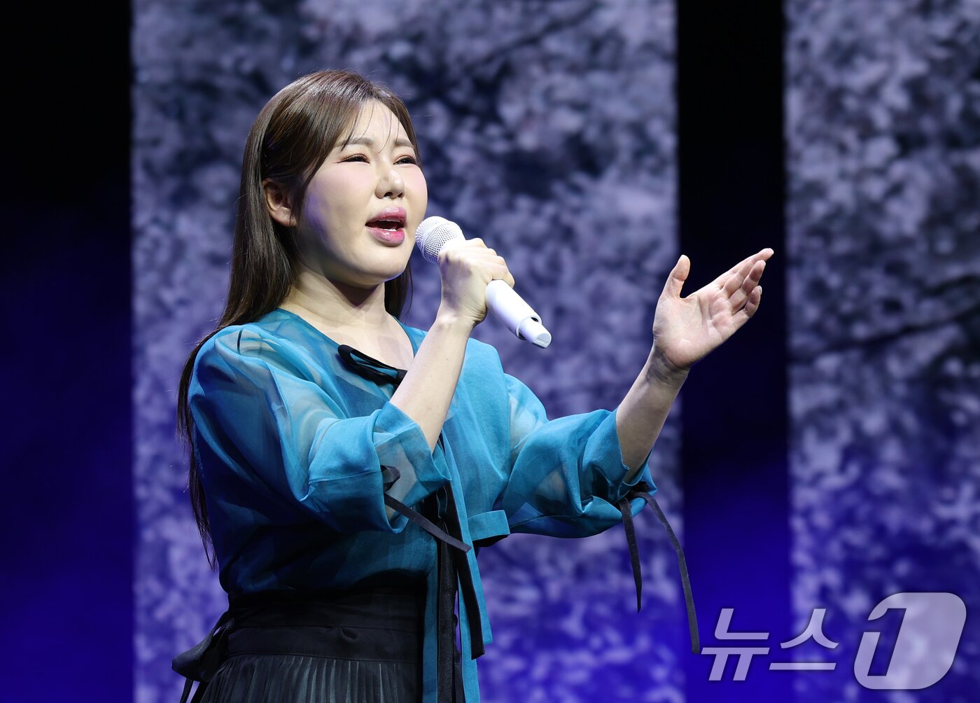 본문 이미지 - 가수 송가인이 11일 서울 강서구 스카이아트홀에서 가진 정규 4집 '가인;달' 발매 쇼케이스에서 타이틀 곡 '아사달'을 열창하고 있다. ⓒ News1 권현진 기자
