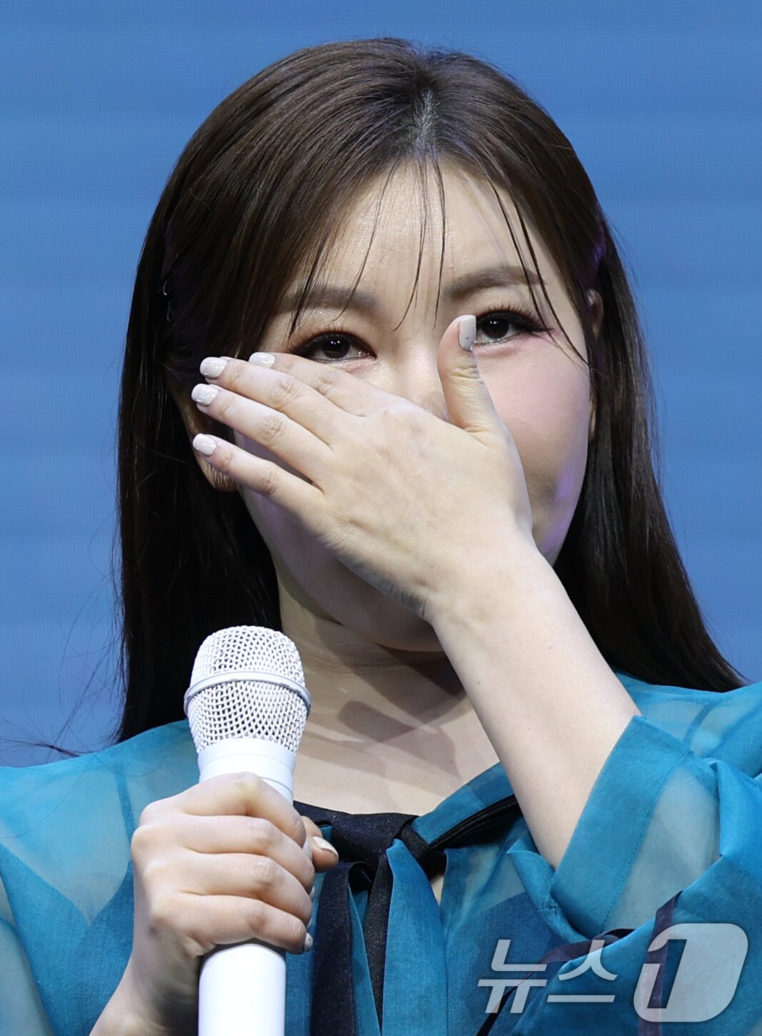 본문 이미지 - 가수 송가인이 11일 서울 강서구 스카이아트홀에서 가진 정규 4집 '가인;달' 발매 쇼케이스에서 타이틀 곡 '아사달'을 선보인 뒤 촉촉해진 눈가를 닦고 있다. ⓒ News1 권현진 기자