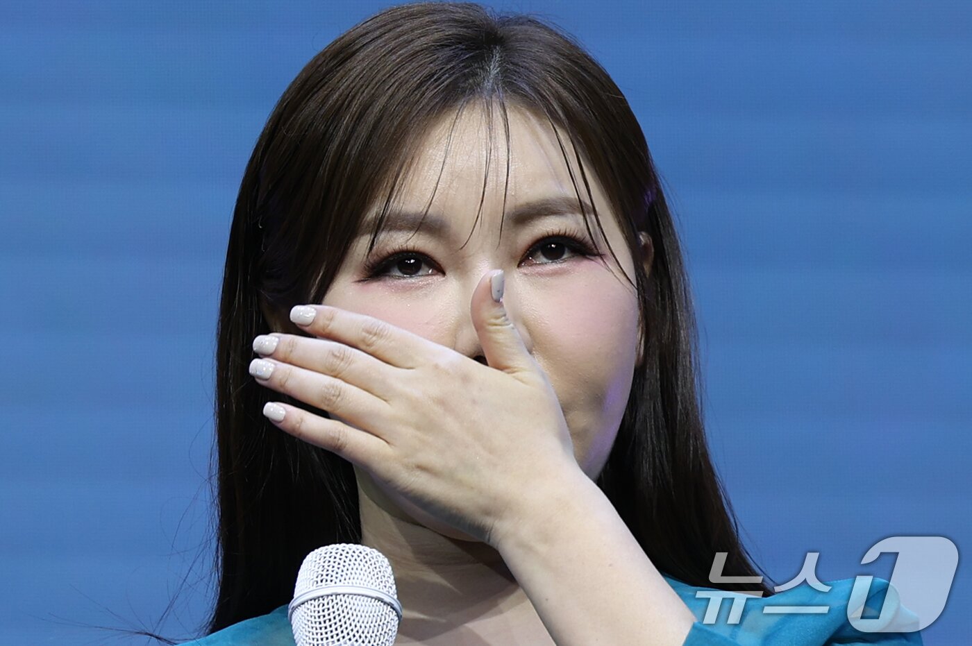 본문 이미지 - 가수 송가인이 11일 서울 강서구 스카이아트홀에서 가진 정규 4집 '가인;달' 발매 쇼케이스에서 타이틀 곡 '아사달'을 선보인 뒤 촉촉해진 눈가를 닦고 있다. ⓒ News1 권현진 기자